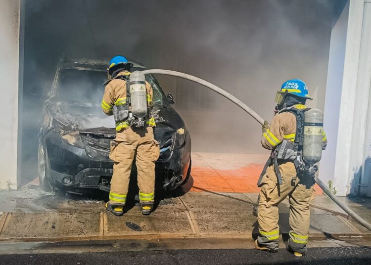 Bomberos controlan incendio de vehículo en cochera de vivienda en Calle Motocross
