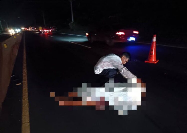 Mujer fallece tras ser arrollada por un vehículo en carretera hacia Sonsonate