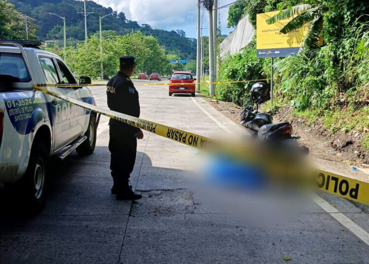 Mujer muere tras caer de un desnivel en la autopista a Comalapa