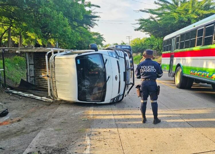 Tres personas resultaron lesionadas en accidente vehicular 