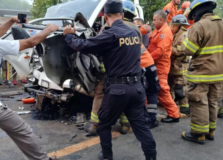 Seis personas resultan lesionadas en un fuerte choque en Santa Ana