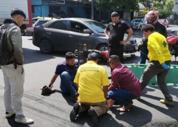 Hombre resulta herido en accidente entre vehículo y motocicleta en San Salvador  