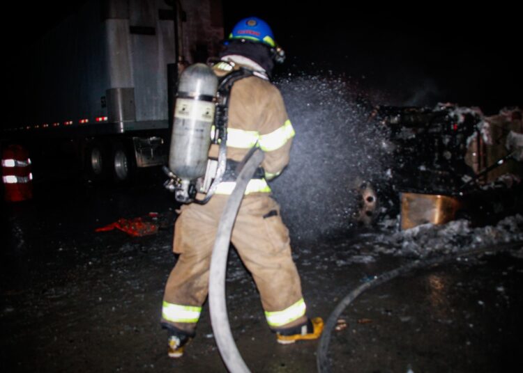 Bomberos controla incendio en cabezal en carretera Panamericana 