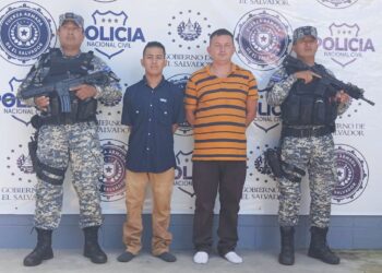 Capturan a motoristas que protagonizaron pelea dentro de un microbús en San Salvador 