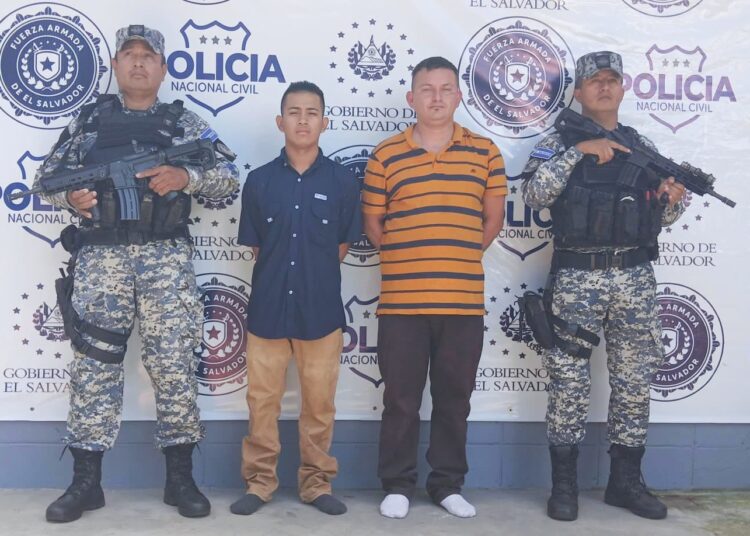 Capturan a motoristas que protagonizaron pelea dentro de un microbús en San Salvador