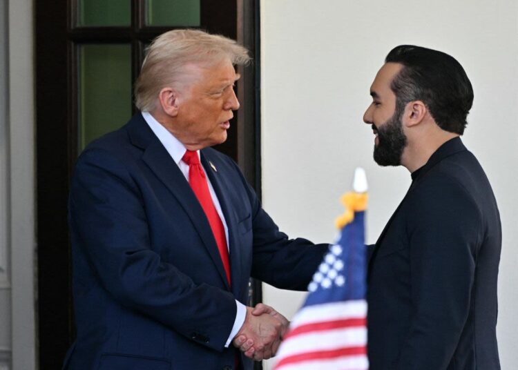 Bukele agradece a Trump por designar a la pandilla Barrio 18 como organización terrorista