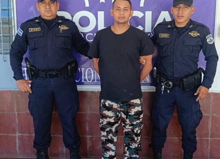 Sujeto es detenido por entrar a una casa y amenazar con un corvo a la dueña