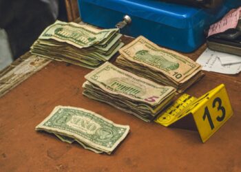 Vehículo y más de $15,000 pasarán a propiedad del Estado tras condena por lavado de dinero 