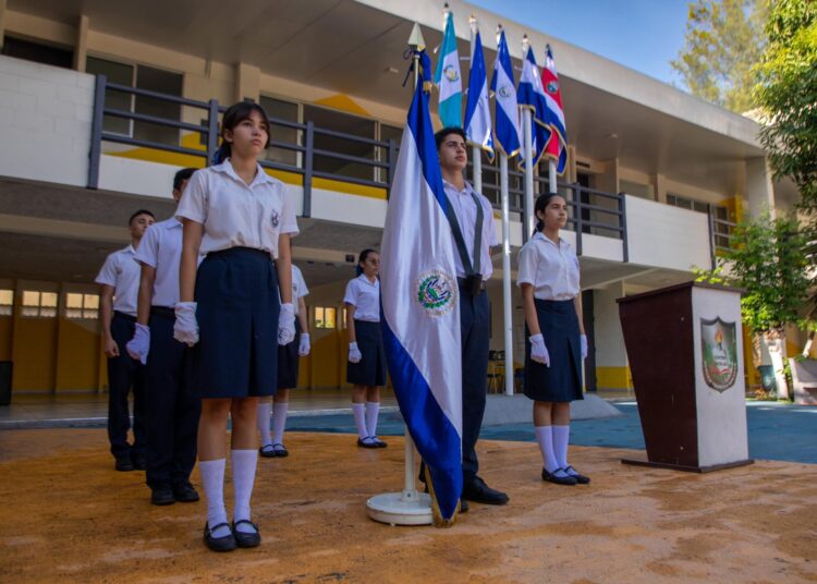 Inician los lunes cívicos en las escuelas del país