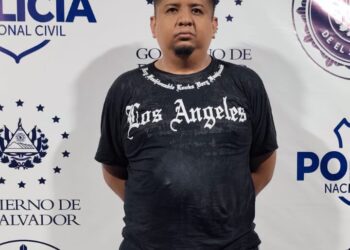 Arrestan a hombre que atacó con cuchillo a su esposa en San Salvador 