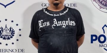 Arrestan a hombre que atacó con cuchillo a su esposa en San Salvador
