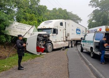 Conductor muere tras colisión con rastra en la carretera Longitudinal del Norte 