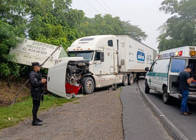 Conductor muere tras colisión con rastra en la carretera Longitudinal del Norte 