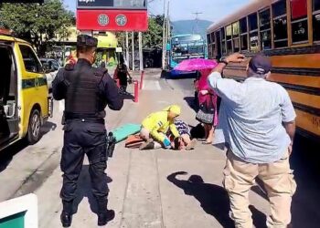 Mujer de la tercera edad fue atropellada por un bus en San Salvador