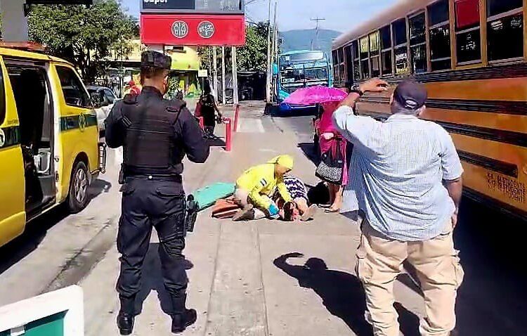 Mujer de la tercera edad fue atropellada por un bus en San Salvador