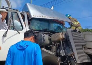 Una persona atrapada tras accidente en carretera hacia Comalapa 
