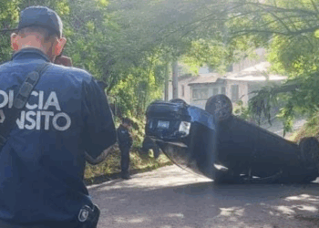 Varios lesionados tras choque entre microbús y vehículo particular en La Libertad 