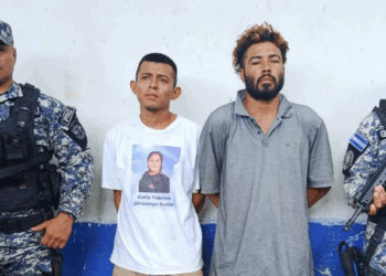 Detienen a dos hombres por protagonizar pelea con corvo en Santa Ana 