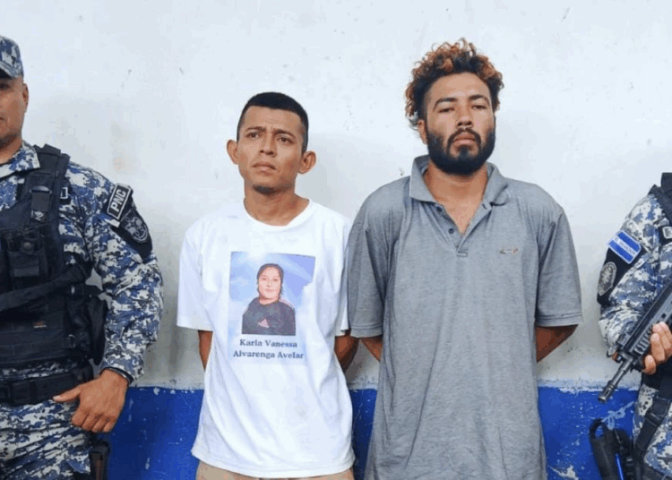 Detienen a dos hombres por protagonizar pelea con corvo en Santa Ana