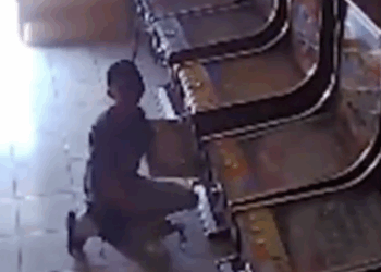 Sujeto y menor de edad son capturados por hurtar máquina tragamonedas 