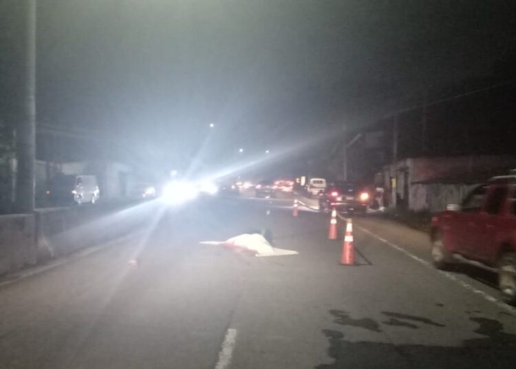 Hombre muere tras caer de la cama de un pick up 