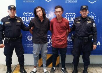 PNC captura a dos limpiaparabrisas que amenazaron y dañaron vehículo de ciudadano en San Salvador