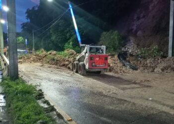 Retiran escombros tras deslizamiento de tierra y roca en la autopista a Comalapa 