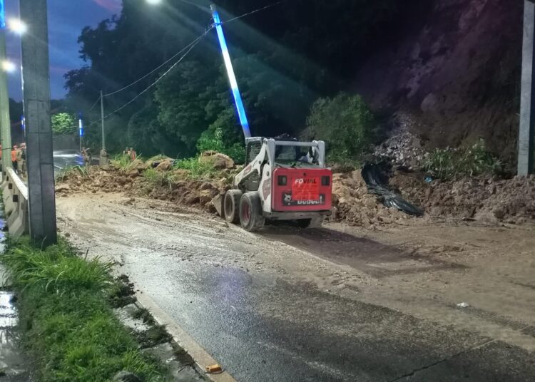 Retiran escombros tras deslizamiento de tierra y roca en la autopista a Comalapa 