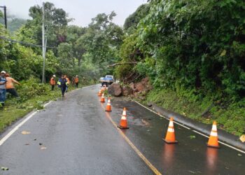 Autoridades responden de forma inmediata ante derrumbe en carretera a Panchimalco 