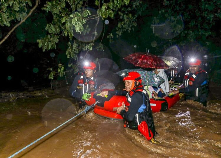 Evacuación preventiva en La Unión tras intensas lluvias: 180 albergues disponibles a nivel nacional