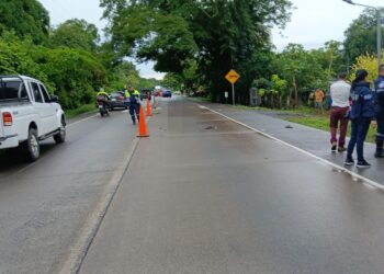 Motociclista muere al chocar contra vehículo en San Vicente