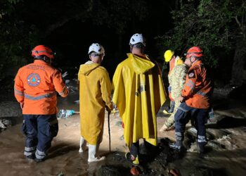 Muere madre e hijo por arrastre de corriente en San Vicente