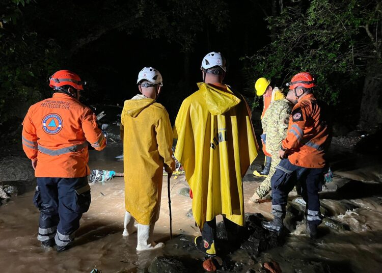Muere madre e hijo por arrastre de corriente en San Vicente
