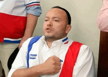 David Reyes y su esposa enfrentan audiencia por irregularidades financieras de $225,942 