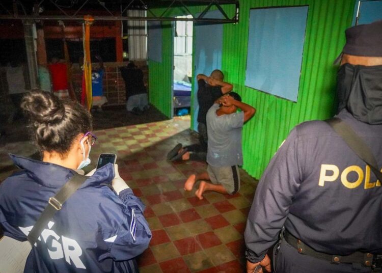 Desarticulan red internacional de hurtos en buses: 28 capturados, incluyendo extranjeros