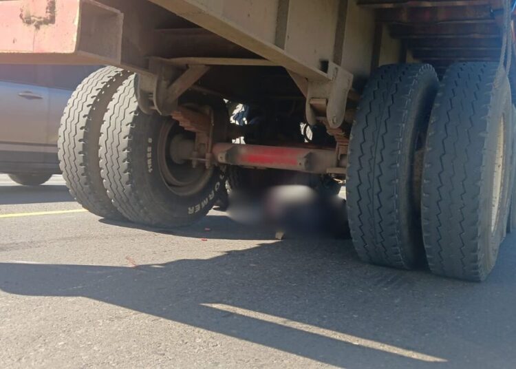 Hombre fallece tras lanzarse a las llantas de una rastra en el periférico Claudia Lars