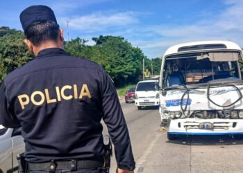 Dos pasajeras lesionadas tras accidente en entre microbús y camiones en carretera Los Chorros 