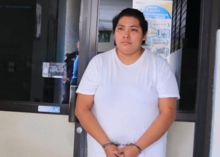 Mujer seguirá presa por intentar asesinar a un hombre con una piedra