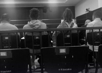 Empleados de empresa de transporte devolverán $145,941 por apropiarse fondos mediante aumento fraudulento de salarios 