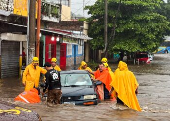 Fuertes lluvias causan inundaciones, daños viales y caída de árboles en Santa Ana 