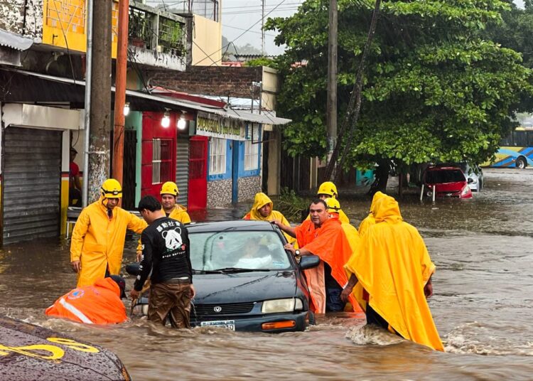 Fuertes lluvias causan inundaciones, daños viales y caída de árboles en Santa Ana