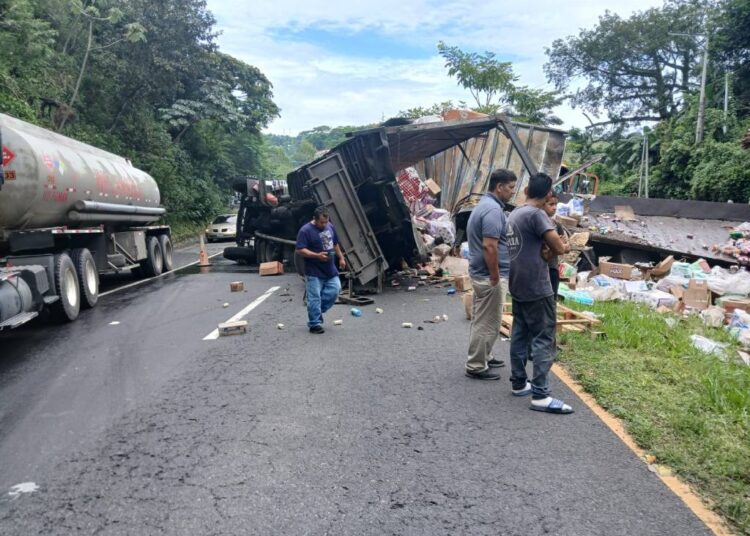 Dos muertos y varios heridos en cuádruple accidente en San Vicente 