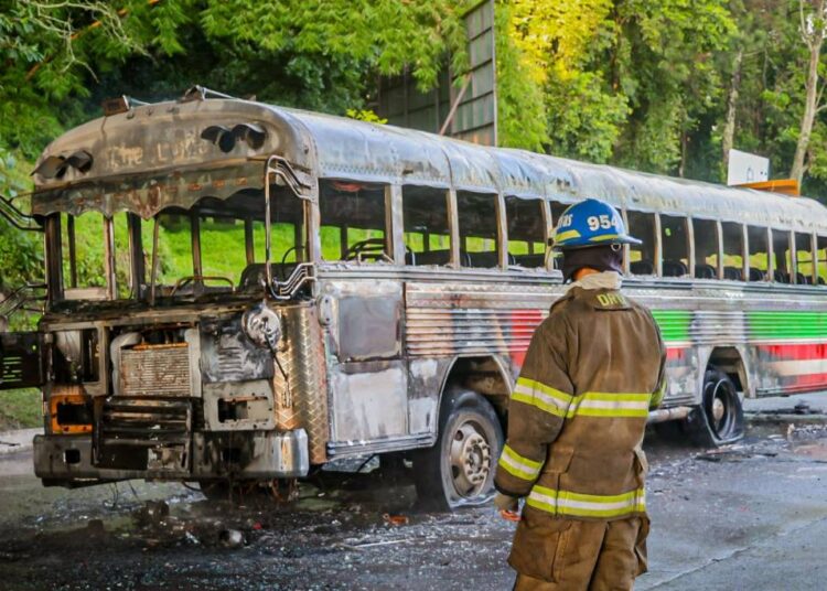 Incendio en autobús de la ruta 79 fue sofocado sin víctimas en Santa Tecla