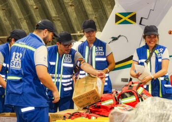 Misión de El Salvador distribuye ayuda médica a damnificados por huracán Melissa en Jamaica