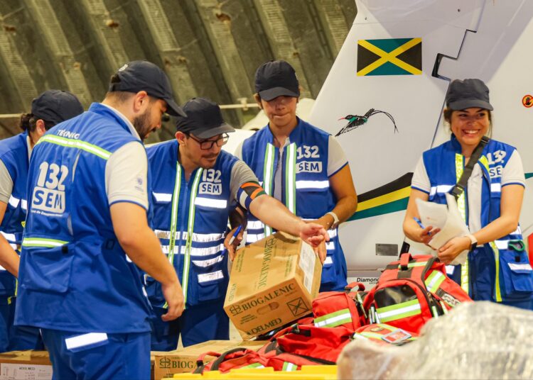 Misión de El Salvador distribuye ayuda médica a damnificados por huracán Melissa en Jamaica