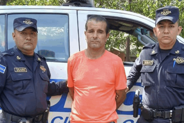 Capturan a sujeto en cementerio de Santa Ana tras hurtar cartera a una mujer que «enfloraba»