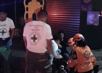 Motociclista se da a la fuga tras impactar a una joven 