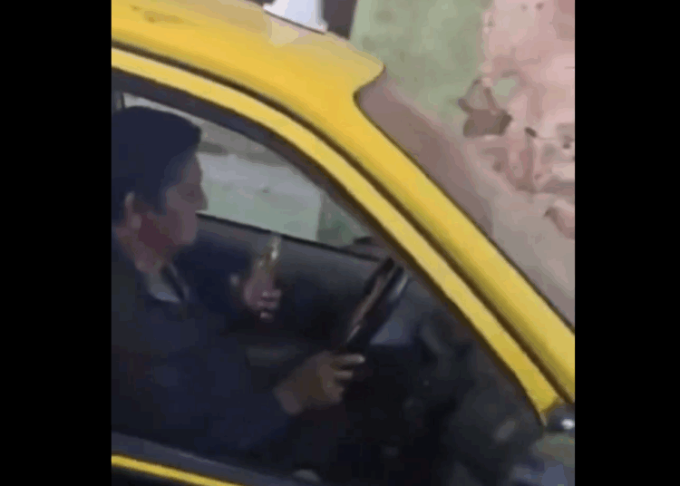 Taxista es captado en video inhalando pegamento mientras conducía
