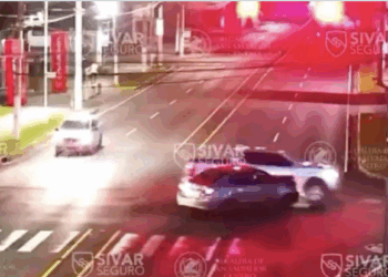 Colisión entre dos vehículos por saltarse el semáforo