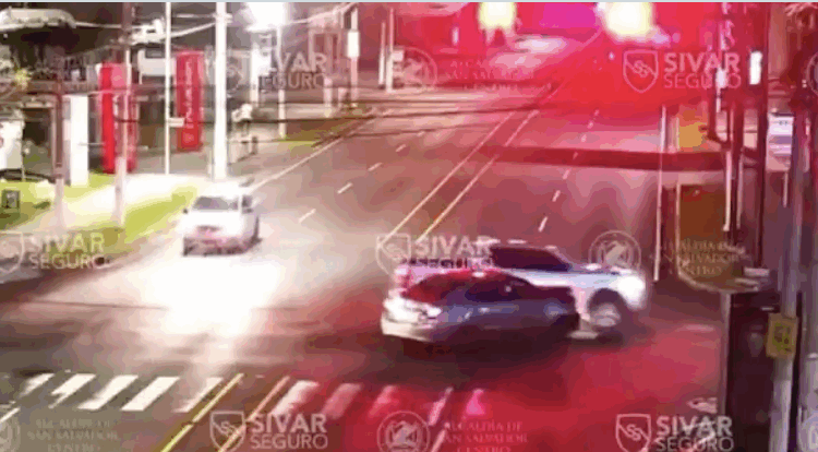 Colisión entre dos vehículos por saltarse el semáforo